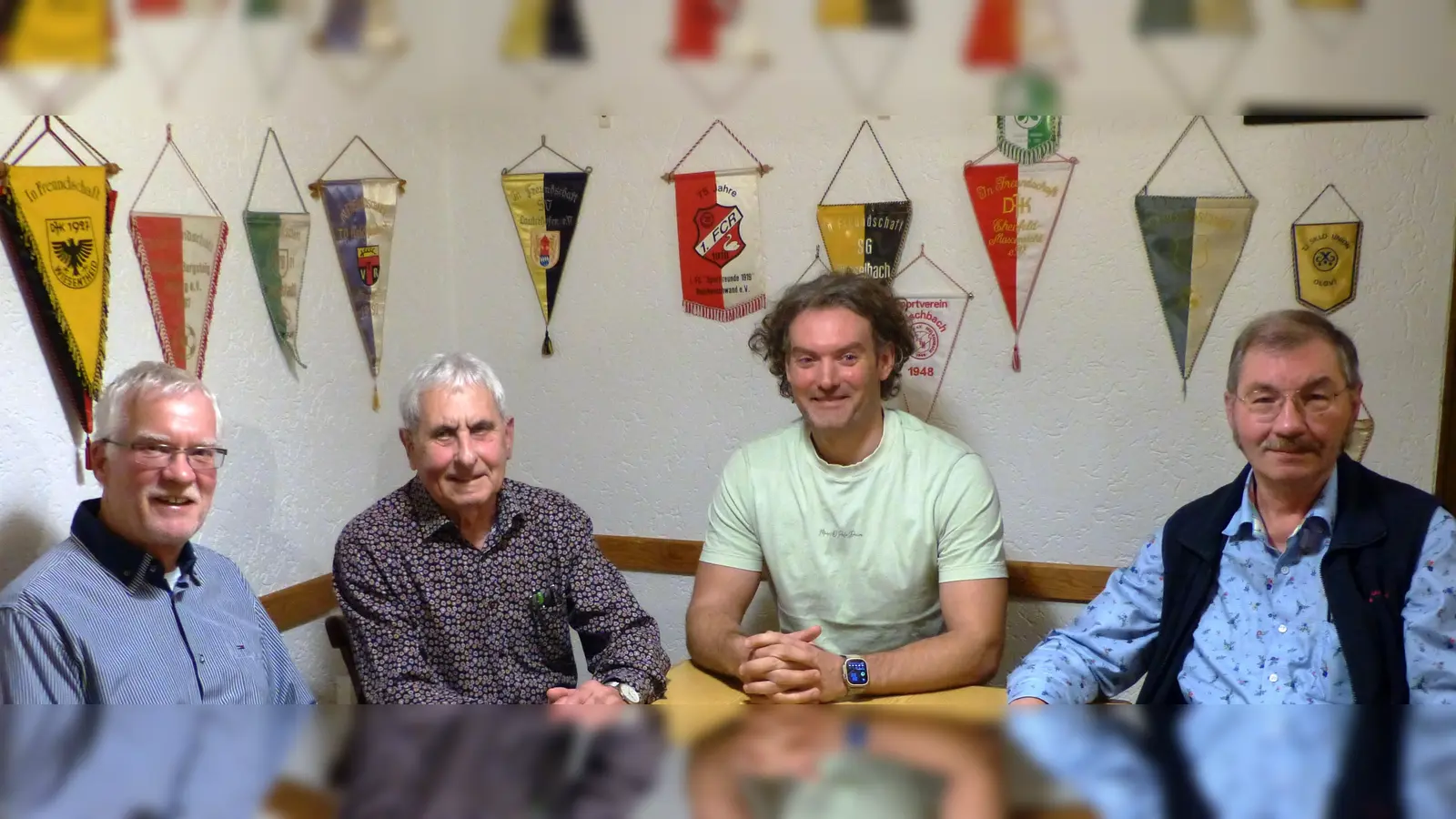 Die neue Spartenleitung der Tennissparte des TuS Kastl von li. Kassenverwalter Karl Heinz Schmidt, der ausgeschiedene Vorstand Johann König, Spartenleiter Manuel Weigl, Schriftführer Josef Piehler.  (Bild: Josef Piehler)