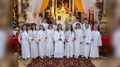 Die Kommunionkinder mit Pfarrvikar Placide Kabamba, und Pfarrer Gerhard Wagner. (Bild: Claudia Pösl)