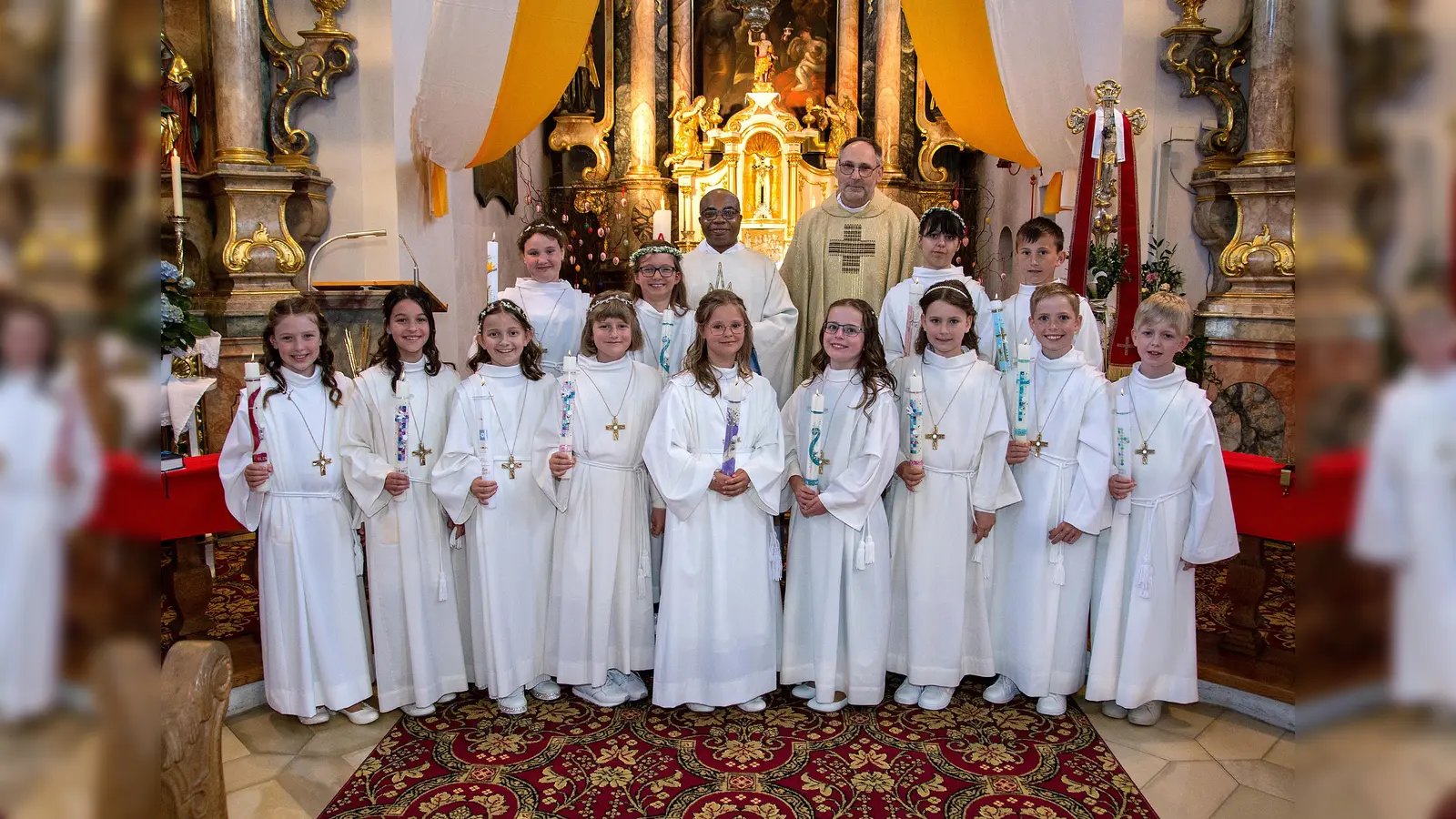 Die Kommunionkinder mit Pfarrvikar Placide Kabamba, und Pfarrer Gerhard Wagner. (Bild: Claudia Pösl)