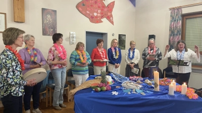 Die Akteure sowie der Weltgebetstagsaltar beim Segnen der Teilnehmer durch Diakonin Vivian Trentini-Bayer (rechts). (Bild: Maria Schlögl)