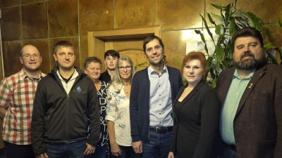 Neuer Vorstand Bianca Sommer (2. Vors. 2. v. r.), Andreas Taubmann (1.Vors. 3. v. r.), Luise Wiesnet (Kassier, 4. v. r.) mit Team von Altmann &amp; Reiner Immo sowie Energieberater Herrn Urmann (1. v. l.) und 1. BGM (Bild: Andreas Taubmann)