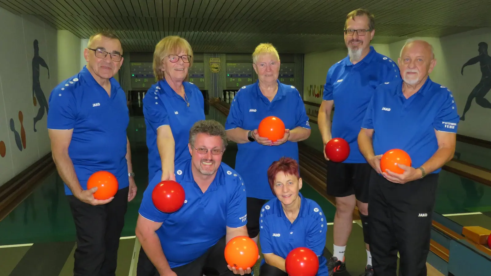 Die Spielerinnen und Spieler von Weiß-Blau Altenstadt präsentieren das neue Spielmaterial (Bild: Johann Adam)