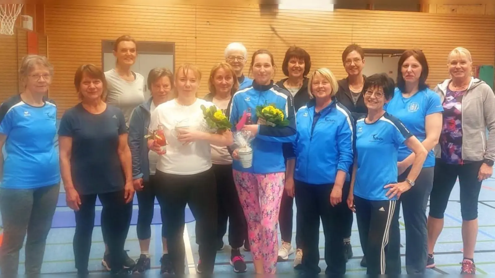 Eugenia Schilling und Corinna Fuhrmann (v.l. mit Blumen) werden herzlich in die Turnleiter-Riege der TSG Mantel Weiherhammer aufgenommen. (Bild: Marina Bayerlein)
