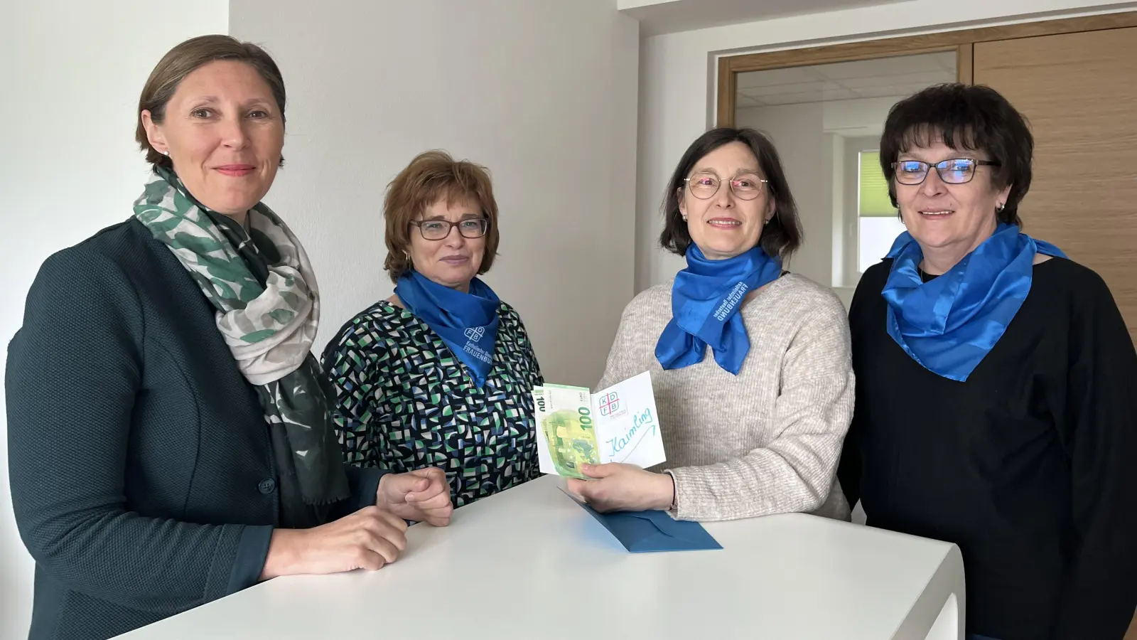 Viola Vogelsang-Reichl vom Verein „Lichtblicke“ freut sich über die Spende des Frauenbunds Kaimling, die Michaela Schuller, Petra Reil und Alexandra Süß (von links) überreichen.  (Bild: Christine Rodler    )
