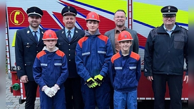 Beno Braden, Luis Eschbach und Lukas Lautenschlager (v.li.) haben die Bayerische Jugendleistungsprüfung mit einem sehr guten Ergebnis bestanden. Dazu gratulierten 2. Kdt. Maximilian Allgeier, Vorstand Sebastian Preußl, Bürgermeister Florian Junkes und 1. Kommandant und Schiedsrichter Helmut Braun (v.li. hinten).  (Bild: Paul Böhm)