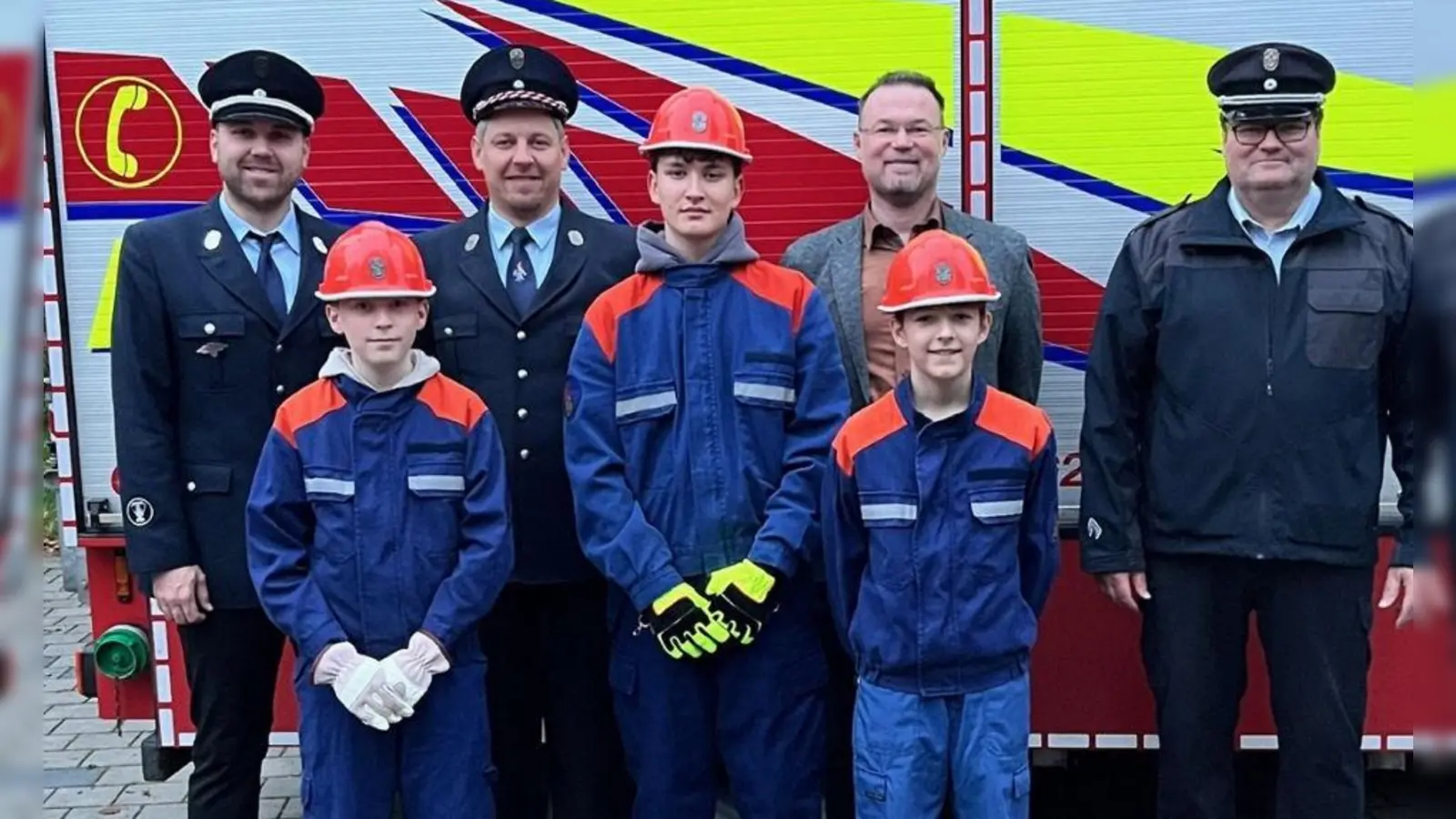 Beno Braden, Luis Eschbach und Lukas Lautenschlager (v.li.) haben die Bayerische Jugendleistungsprüfung mit einem sehr guten Ergebnis bestanden. Dazu gratulierten 2. Kdt. Maximilian Allgeier, Vorstand Sebastian Preußl, Bürgermeister Florian Junkes und 1. Kommandant und Schiedsrichter Helmut Braun (v.li. hinten).  (Bild: Paul Böhm)