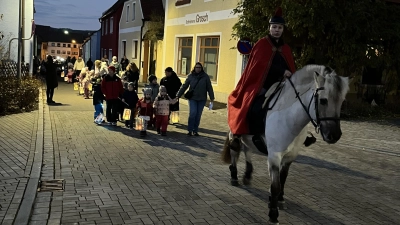 „Durch die Straßen auf und nieder“ sangen die Kinder beim Martinszug des Kindergarten St. Maria (Bild: Claudia Wiesmeth)