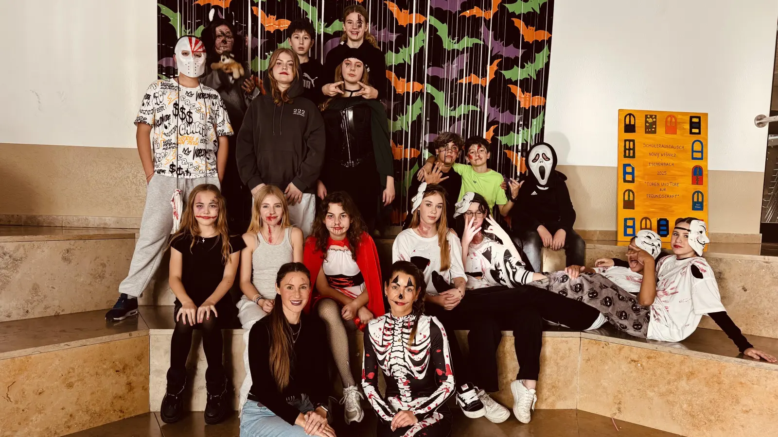 Die Ganztagsklasse 7c feierte mit den Lehrerinnen Annika Siegler und Franziska Adam ausgelassen Halloween. (Bild: Bernhard Miedl)