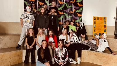 Die Ganztagsklasse 7c feierte mit den Lehrerinnen Annika Siegler und Franziska Adam ausgelassen Halloween. (Bild: Bernhard Miedl)