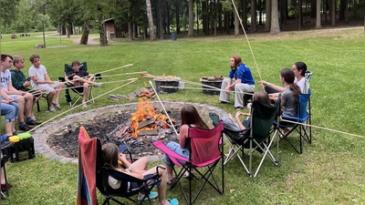 Spaß bei Lagerfeuer und Stockbrot (Bild: Martina Kraus)