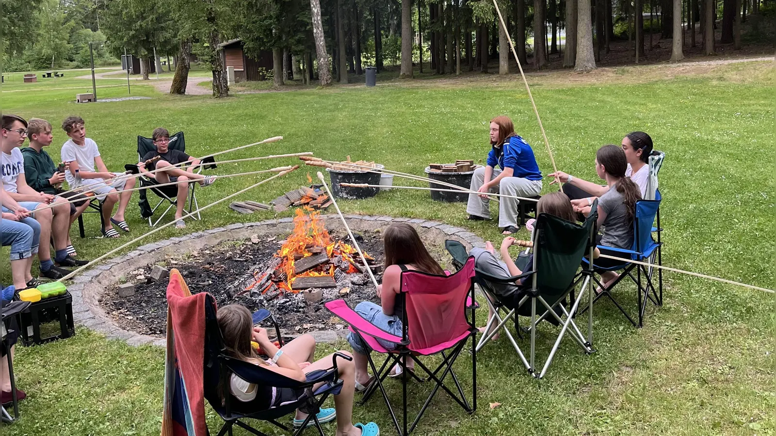 Spaß bei Lagerfeuer und Stockbrot (Bild: Martina Kraus)