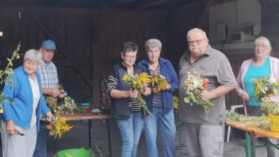 Beim Kräuterbuschen binden. (Bild: Zita Schuster-Thaler  Elfi Kempke)