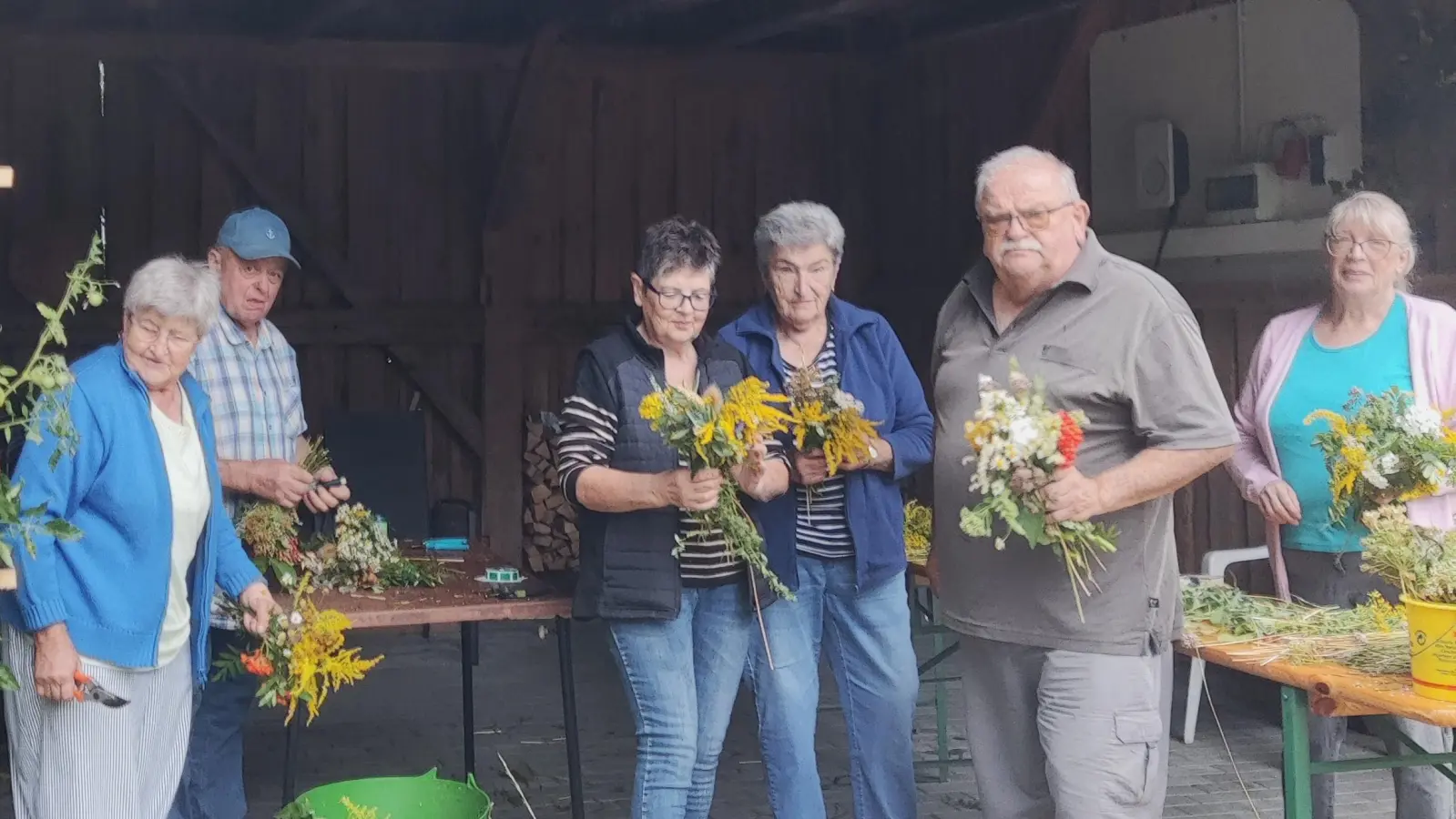 Beim Kräuterbuschen binden. (Bild: Zita Schuster-Thaler  Elfi Kempke)