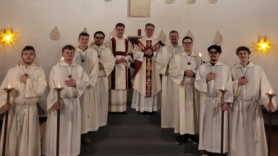 Diakon Stefan Lobinger, Pfarrer Michael Jakob und die Ministranten nach der Vorabendmesse in St. Konrad. (Bild: Christian Neudecker )