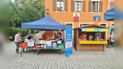 Bücherflohmarkt und Brotzeitstand der Gemeindebücherei Kastl (Bild: Georg Dürr (duerr-georg@outlook.de))