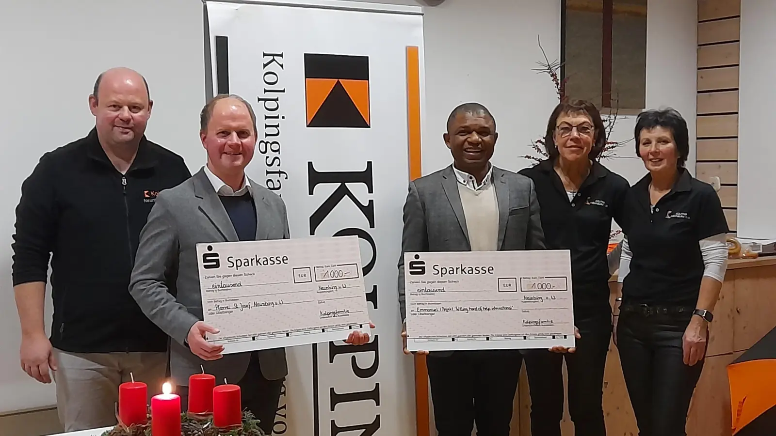 Pfarrer Stefan Wagner (2.v.l) und Pfarrvikar Emmanuel (Mitte) freuten sich über Spenden in Höhe von jeweils 1000€. Gaby Reiml, Helga Reimer und Simon Rosner (v. r.) überreichten die symbolischen Schecks. (Bild: Gerhard Reiml)