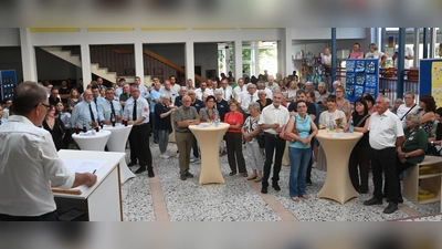 Zahlreiche ehrenamtlich tätige Bürgrinnen und Bürger waren der Einladung der Gemeidne Poppenricht gefolgt, so daß Bürgermeister Hermann Böhm (l.) „seine” Ehrenamtlichen und das was sie leisten, herausheben konnte. (Bild: Gerhard Franz)