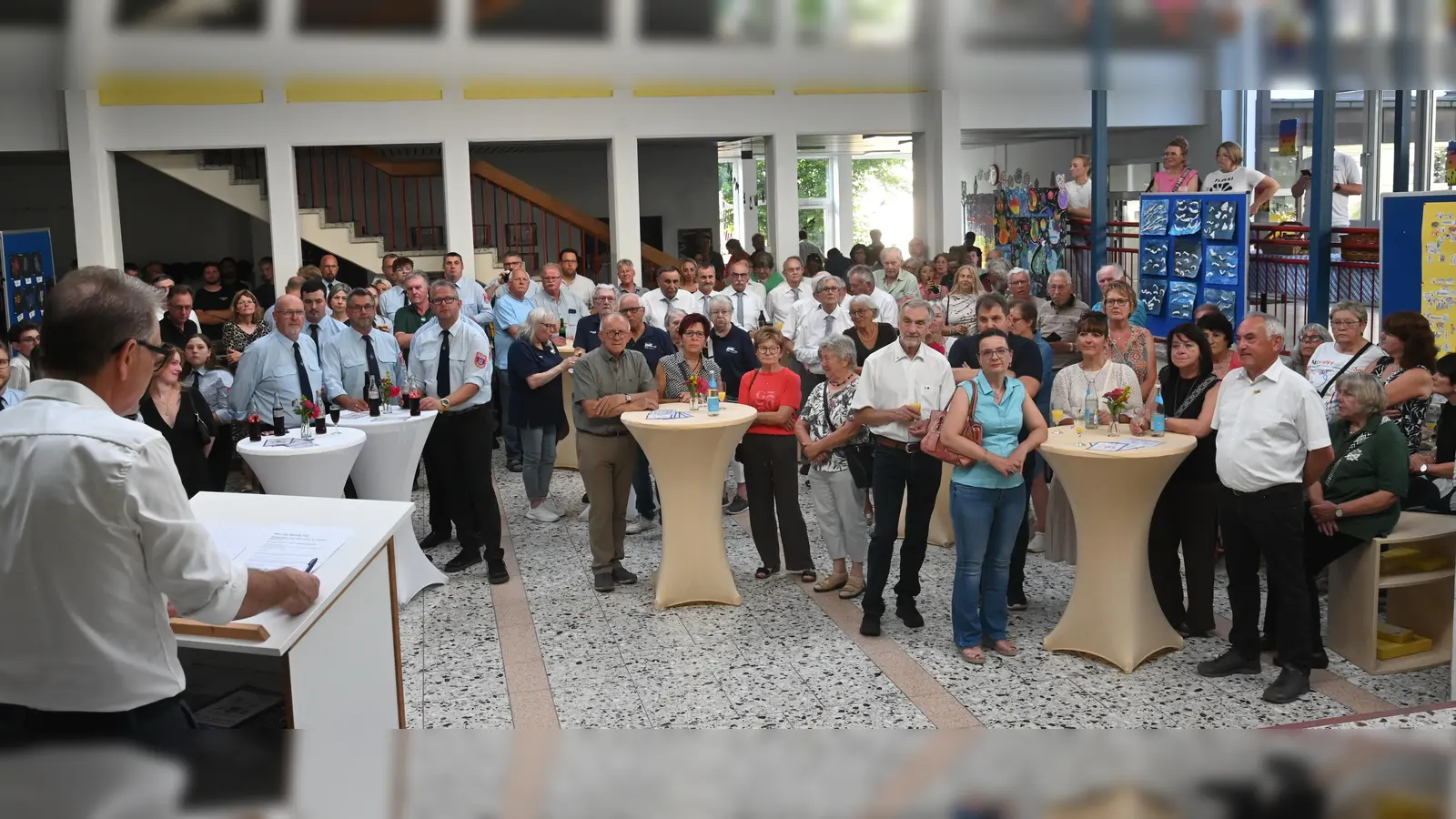 Zahlreiche ehrenamtlich tätige Bürgrinnen und Bürger waren der Einladung der Gemeidne Poppenricht gefolgt, so daß Bürgermeister Hermann Böhm (l.) „seine” Ehrenamtlichen und das was sie leisten, herausheben konnte. (Bild: Gerhard Franz)