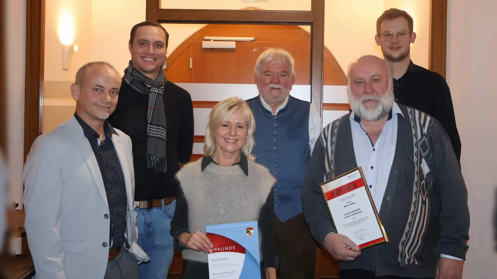 Bei der Jahresabschlussfeier des Musikzugs wurde eine Reihe von Mitgliedern geehrt – herausragend die Verleihung der Verdienstmedaille in Gold mit Diamant der Bundesvereinigung Deutscher Blasmusik an Werner Stein und der Ehrennadel in Gold des Nordbayerischen Musikbunds an Heidi Scharl. Von links: Dirigent Marcus Hoffmann, 1. Vorstand Maximilian Stein, Heidi Scharl, stellvertretender NBMB-Bezirksvorsitzender Ferdinand Münch, Werner Stein, 2. Vorstand Erik Remhof. (Bild: Werner Schulz)