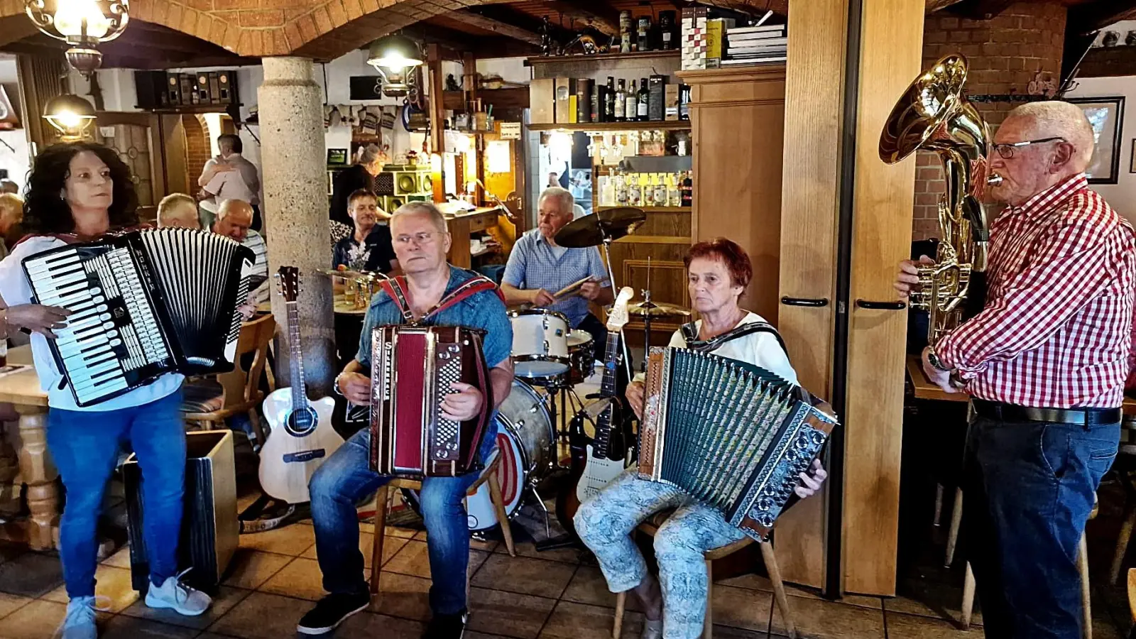 Die Musikgruppe Reithmayer begeisterte beim Musikantentreffen der Nordoberpfälzer Musikfreunde mit drei Akkordeons. Unterstützt wurden die Musiker von Horst Maibach (re) am Bariton und Rudi Hesl am Schlagzeug. (Bild: Reinhard Kreuzer)
