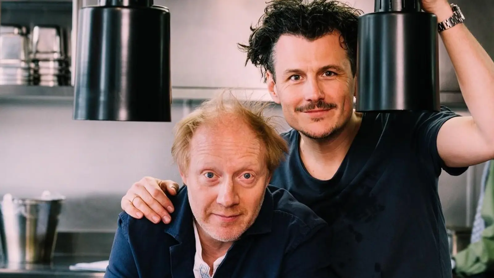 Rubey und Schwarz gastieren mit ihrem Programm „Das Restaurant” in Bayreuth. (Bild: Ingo Pertramer)