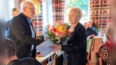 Überreichen der Ehrenurkunde: Manfred Ruppert an Marianne Kies-Baldasty. (Bild: Irene Zeller)