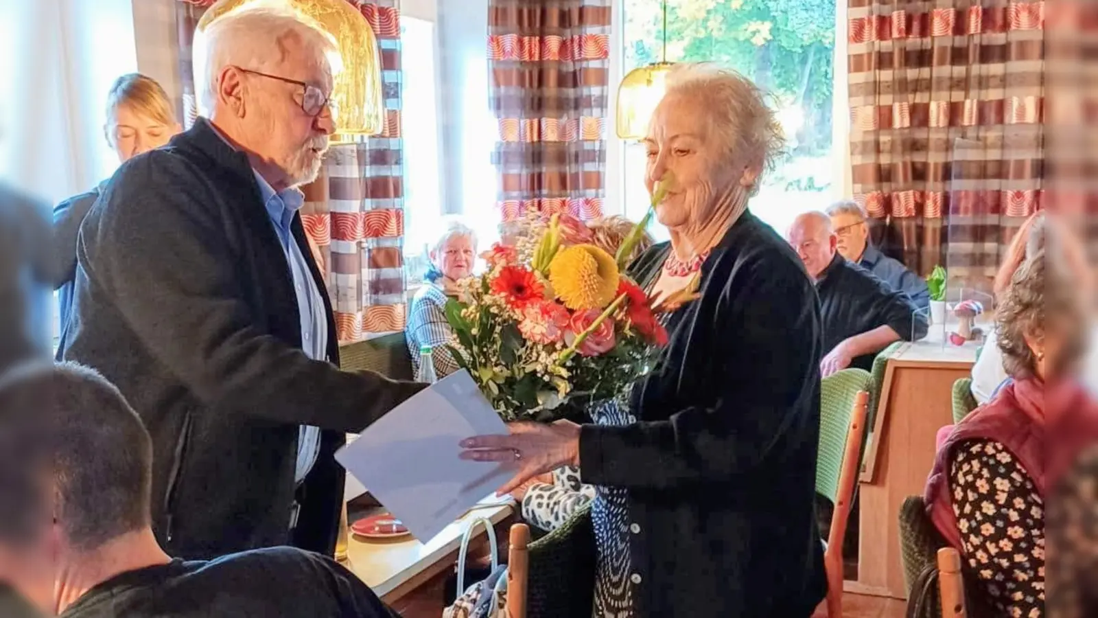 Überreichen der Ehrenurkunde: Manfred Ruppert an Marianne Kies-Baldasty. (Bild: Irene Zeller)