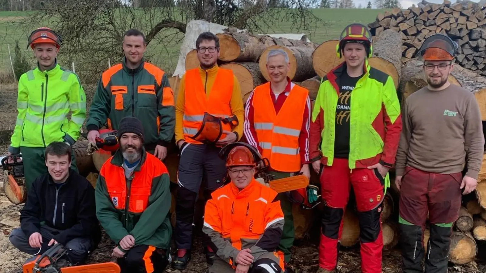 Teilnehmer des Motorsägenkurs mit Forstwirtschaftsmeister Tobias Ott. (Bild: Roman Bauer)
