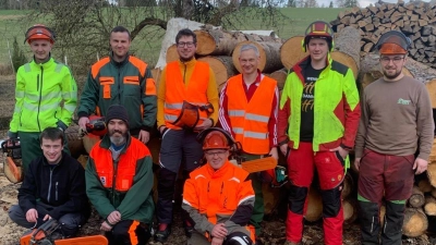 Teilnehmer des Motorsägenkurs mit Forstwirtschaftsmeister Tobias Ott. (Bild: Roman Bauer)