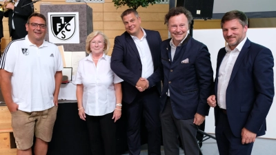 Sie können sich über 105 Jahre 1. FC Schwarzenfeld freuen: (v.l.) Die Vorstandsstellverter Thomas Schießl und Gabriele Beck, Vorsitzender Christian Liebl, Schirmherr Renè Guhl und Bürgermeister Peter Neumeier.  (Bild: Manfred Bäumler)