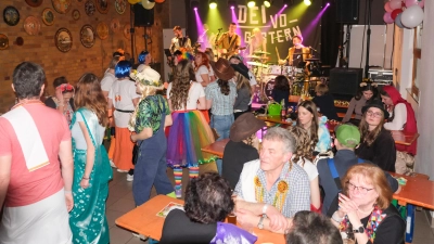 Mit der Liebsten mal wieder tanzen, das macht beiden Freude, so sagten sich sichtlich viele Gäste! (Bild: Michael Götz)