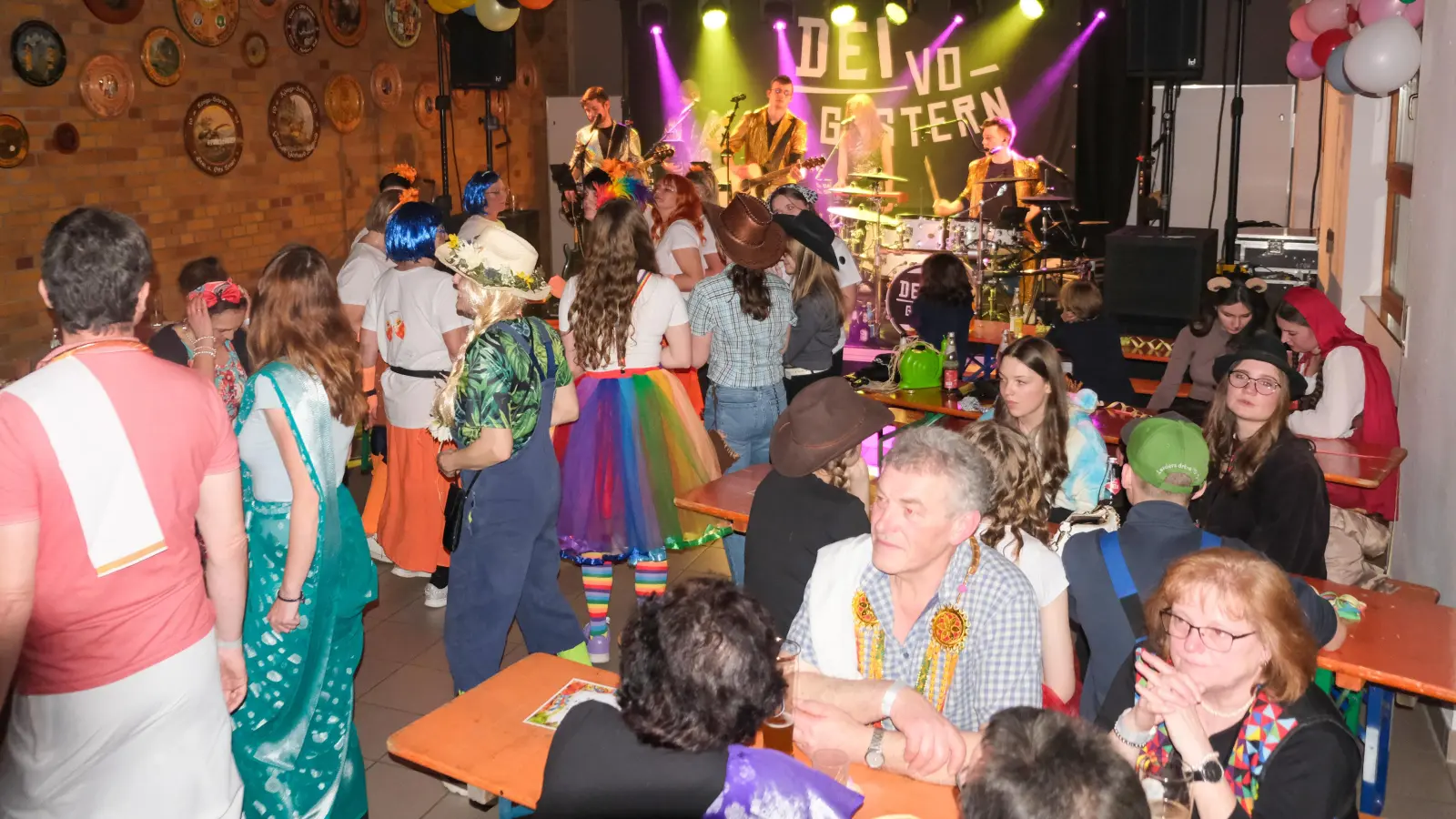 Mit der Liebsten mal wieder tanzen, das macht beiden Freude, so sagten sich sichtlich viele Gäste! (Bild: Michael Götz)