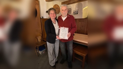 Bürgermeisterin Sonja Meier bedankt sich für 12 Jahre Ehrenamt mit einer Urkunde bei Günther Forster. (Bild: Annemarie Mösbauer)