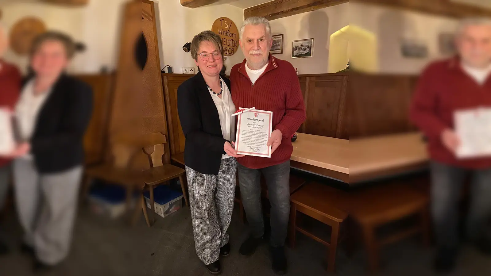 Bürgermeisterin Sonja Meier bedankt sich für 12 Jahre Ehrenamt mit einer Urkunde bei Günther Forster. (Bild: Annemarie Mösbauer)