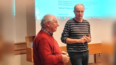 Um Ortsnamen im Pressather Raum und im Kulmgebiet ging es beim Vortrag von Dr. Wolfgang Janka (rechts) für den Heimatpflegebund Pressath und Umgebung (links: Vorsitzender Eckhard Bodner). (Bild: Bernhard Piegsa)