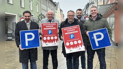 Sie ermöglichen das kostenfreie Parken an den vier Adventsamstagen in der Einkaufsstadt Marktredwitz. Von links: MAKnetisch-Vorsitzender Sebastian Macht, Oberbürgermeister Oliver Weigel, KUM-Vorstand Markus Brand, Innenstadtkoordinator André Kiel-Eckardt und Ordnungsamtsleiter Noel Blank. (Bild: Claudia Hiergeist)