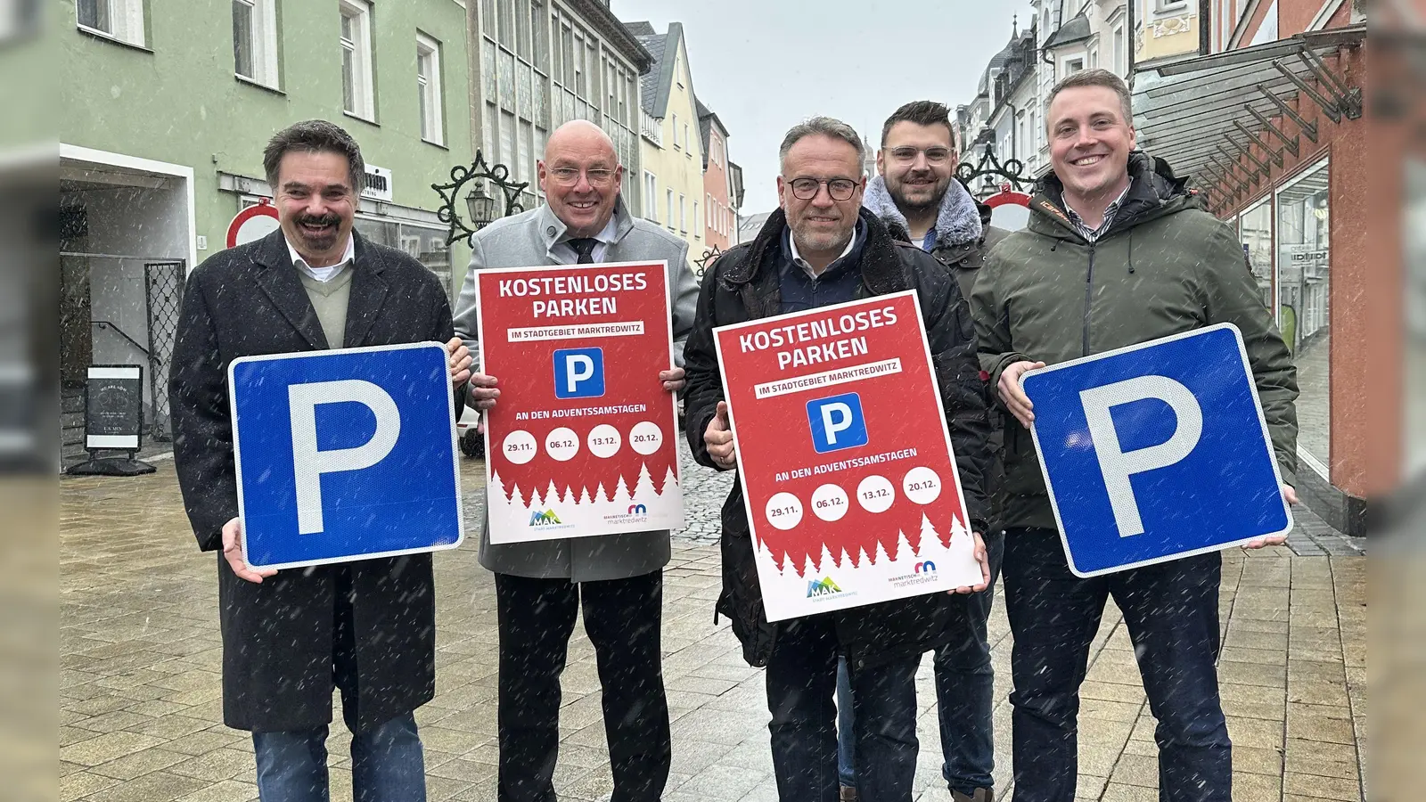 Sie ermöglichen das kostenfreie Parken an den vier Adventsamstagen in der Einkaufsstadt Marktredwitz. Von links: MAKnetisch-Vorsitzender Sebastian Macht, Oberbürgermeister Oliver Weigel, KUM-Vorstand Markus Brand, Innenstadtkoordinator André Kiel-Eckardt und Ordnungsamtsleiter Noel Blank. (Bild: Claudia Hiergeist)
