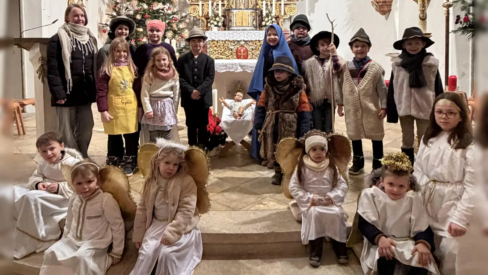 Kinder versammelten sich um die Krippe. (Bild: Verena Graf-Rockinger)