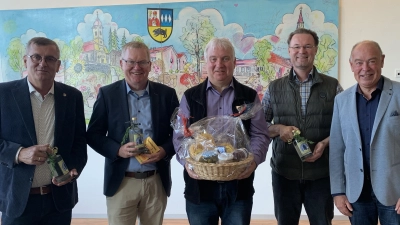 Verabschiedung ausgeschiedene Vorstandsmitglieder<br>v.l.n.r. Peter Braun, Michael Cerny, Geschäftsführer Markus Dollacker, Florian Junkes, Vorsitzender Roland Strehl (Bild: Claudia Straller)