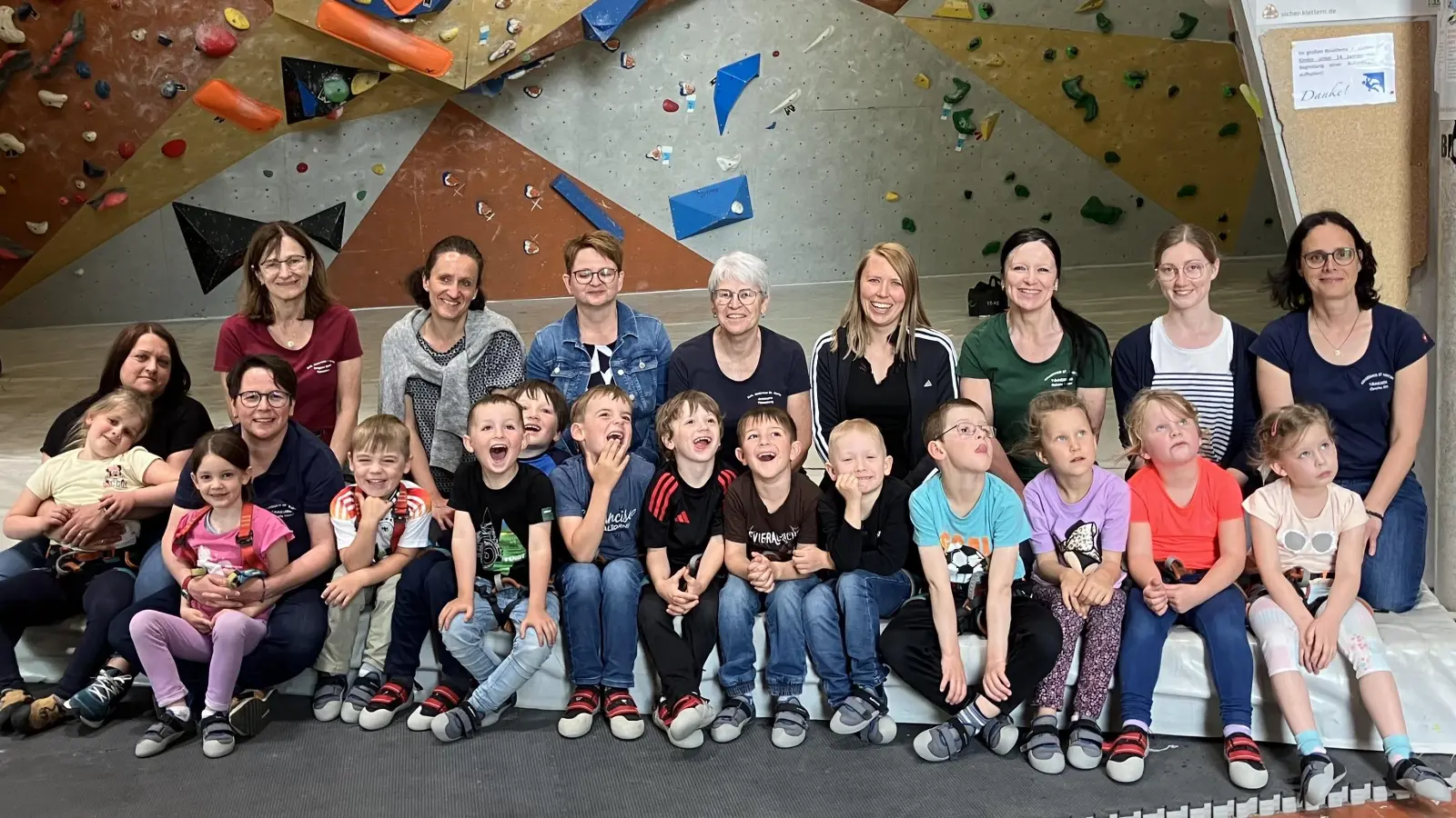 Kinder und Betreuerinnen in der Kletterhalle  (Bild: Manuela Hinkel)