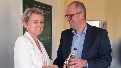 Schulleiter Graber verabschiedet die Elternbeiratsvorsitzende Petra Hager (Bild: Martina Fels)