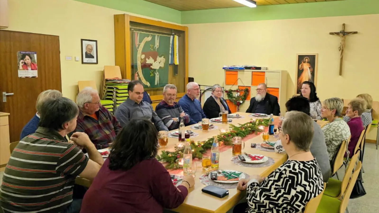 Der Pechbrunner Kirchenchor während des offiziellen Teiles bei der Weihnachtsfeier. (Bild: Kathrin Schröder)