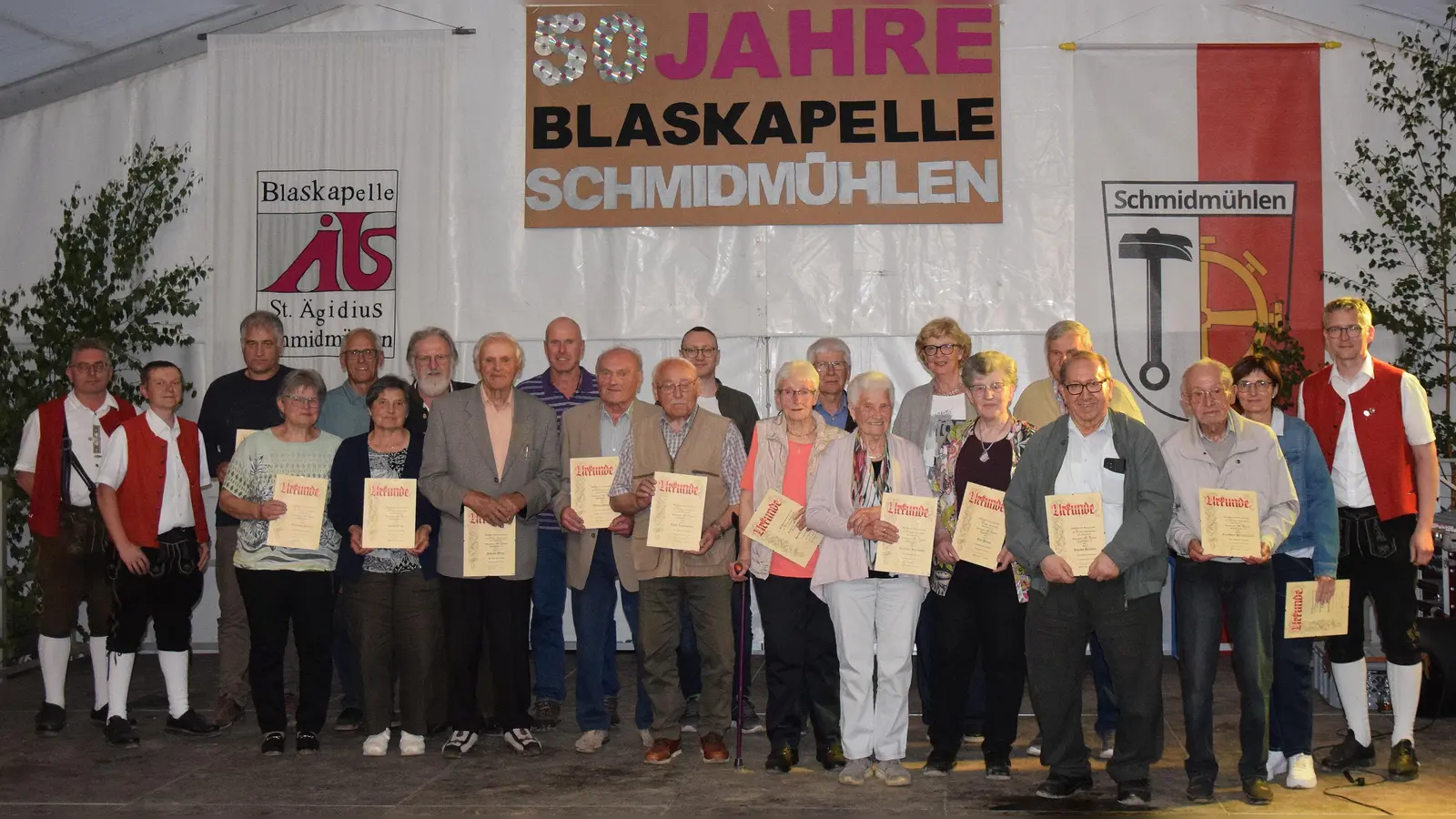 Beim Kommersabend der Blaskapelle St. Ägidius in Schmidmühlen wurden beim 50-jährigen Bestehen treue Mitglieder geehrt, die schon seit der Gründung dem Verein die Treue halten. Dazu gratulierten 2.Vorsitzender Richard Fischer und Vorsitzender Andreas Preußl (v.li.) sowie 2. Vorsitzender Alexander Böhm (re.). (Bild: Paul Böhm )