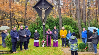 Gräbersegnung im Friedhof Langenbruck. V.l. vorne: Manuel Plößner, Hans-Martin Schertl, Wilhelm Ertl, Stadtpfarrer Madanu mit Ministrantinnen (Greta Merkl und Paula Plößner) und Vorbeter/Gesang Patrick Schaaf und Dieter Hörl, Karlheinz Mörlein, Manuela Merkl. (Bild: Franz Zeilmann)