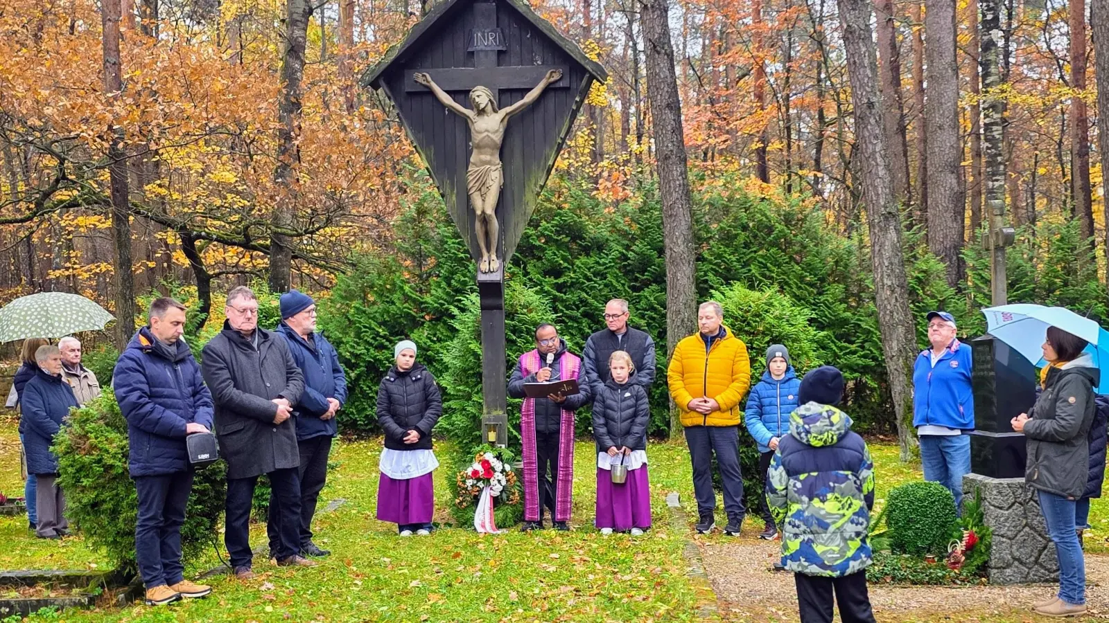 Gräbersegnung im Friedhof Langenbruck. V.l. vorne: Manuel Plößner, Hans-Martin Schertl, Wilhelm Ertl, Stadtpfarrer Madanu mit Ministrantinnen (Greta Merkl und Paula Plößner) und Vorbeter/Gesang Patrick Schaaf und Dieter Hörl, Karlheinz Mörlein, Manuela Merkl. (Bild: Franz Zeilmann)