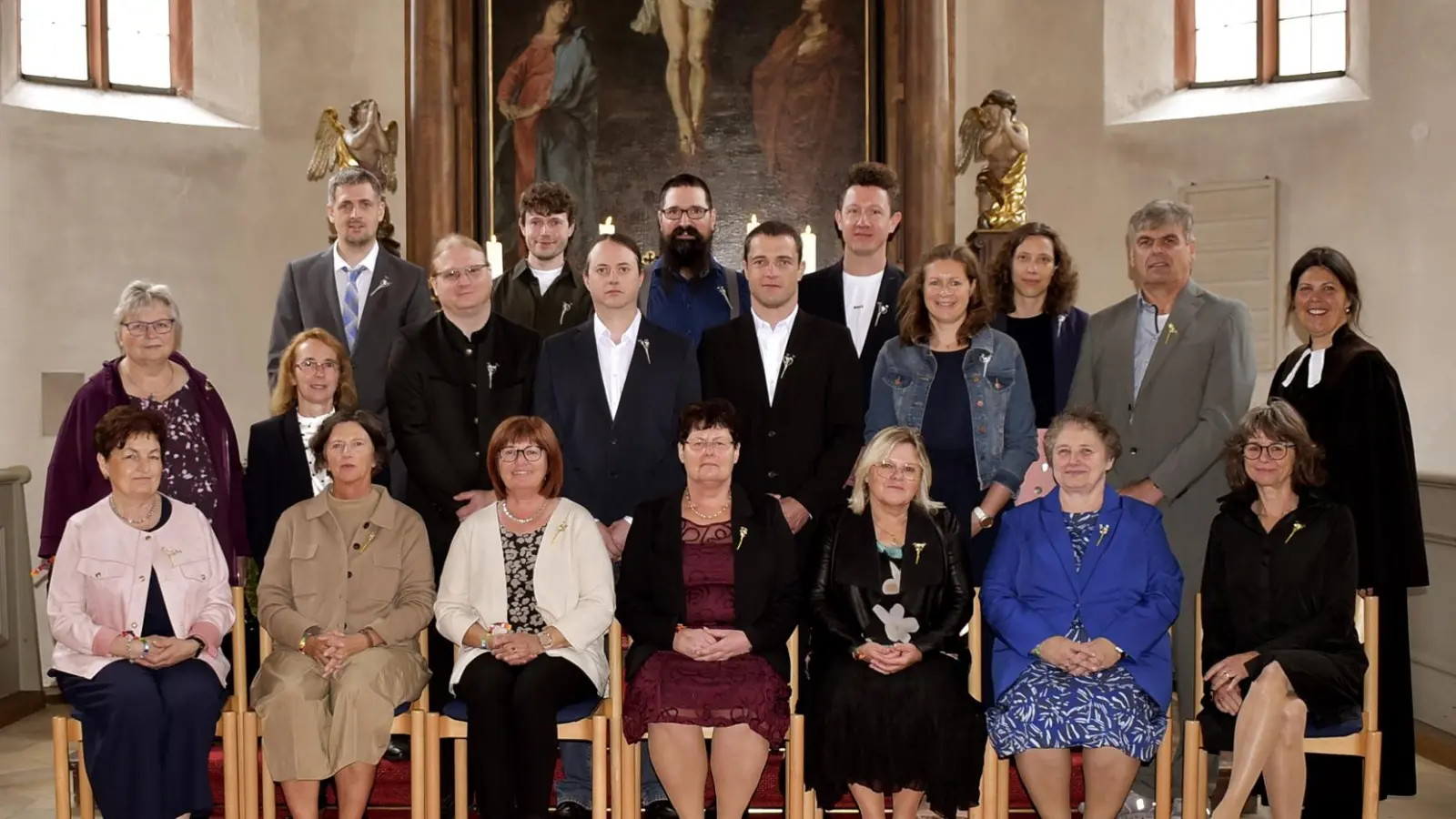 Die Jubilare erinnerten sich in einem gemeinsamen Gottesdienst an ihre Konfirmation vor 25 Jahren und 50 Jahren.  (Bild: Fotohaus Jäger)