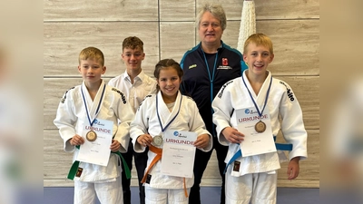 Lena Henrick und Ben mit ihren Medaillen, Kampfrichter Noah und Trainer Manfred Schmid (Bild: Stefan Lösch)