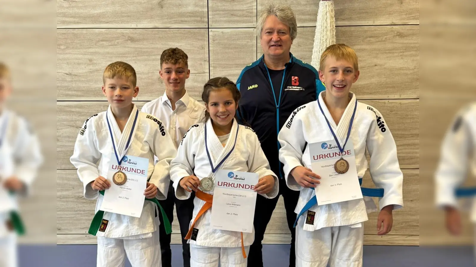 Lena Henrick und Ben mit ihren Medaillen, Kampfrichter Noah und Trainer Manfred Schmid (Bild: Stefan Lösch)