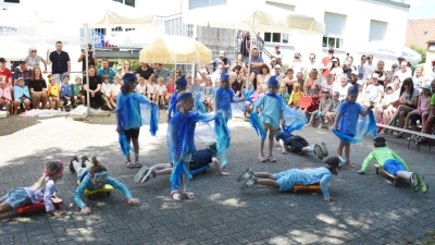 Die Kinder als Wellen und darin die Taucher bei einem Teil der Aufführung. (Bild: Karina Bauer)