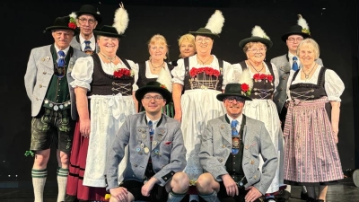 v.l. Peter Baringer, Eckehard Papenfuß, Marion Pfab, Andrea Groth, Ingrid Ruscheinski, Evi Kaßecker, Franziska Pfab, Manuel Pfab, Gerline Müller kniend v.l. Maximilian Pfab, Stefan Schmidt Es fehlen: Marianne Otto, Franziska Kliegel, Nadine Kokott, Patrick Kokott und Anita Gebhardt (Bild: Maximilian Pfab)